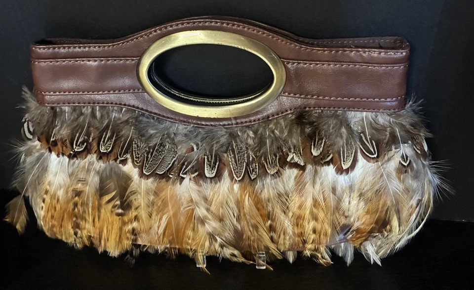 Bolso sin asas vintage pluma limitada marrón y latón elegante cierre natural Foto 3 de 4