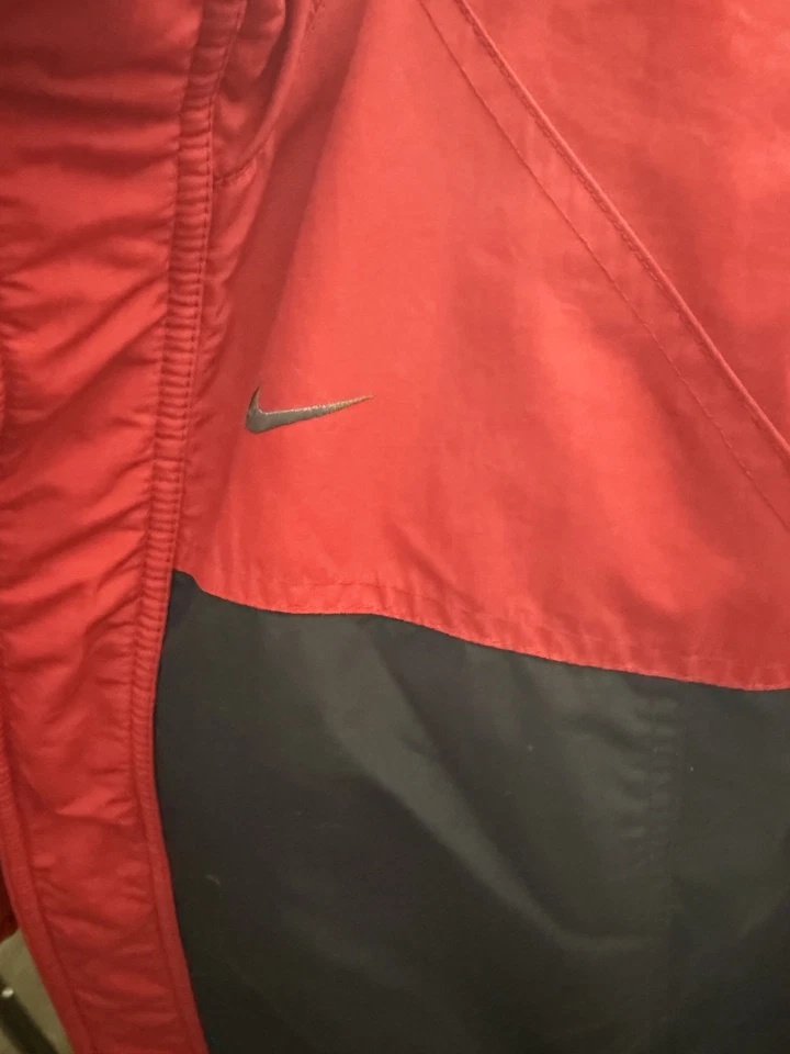 Jaqueta Nike Vintage Juventude XL 18-20 Preta Vermelha Reversível Swoosh Grande Logotipo Y2K - Imagem 3 de 4