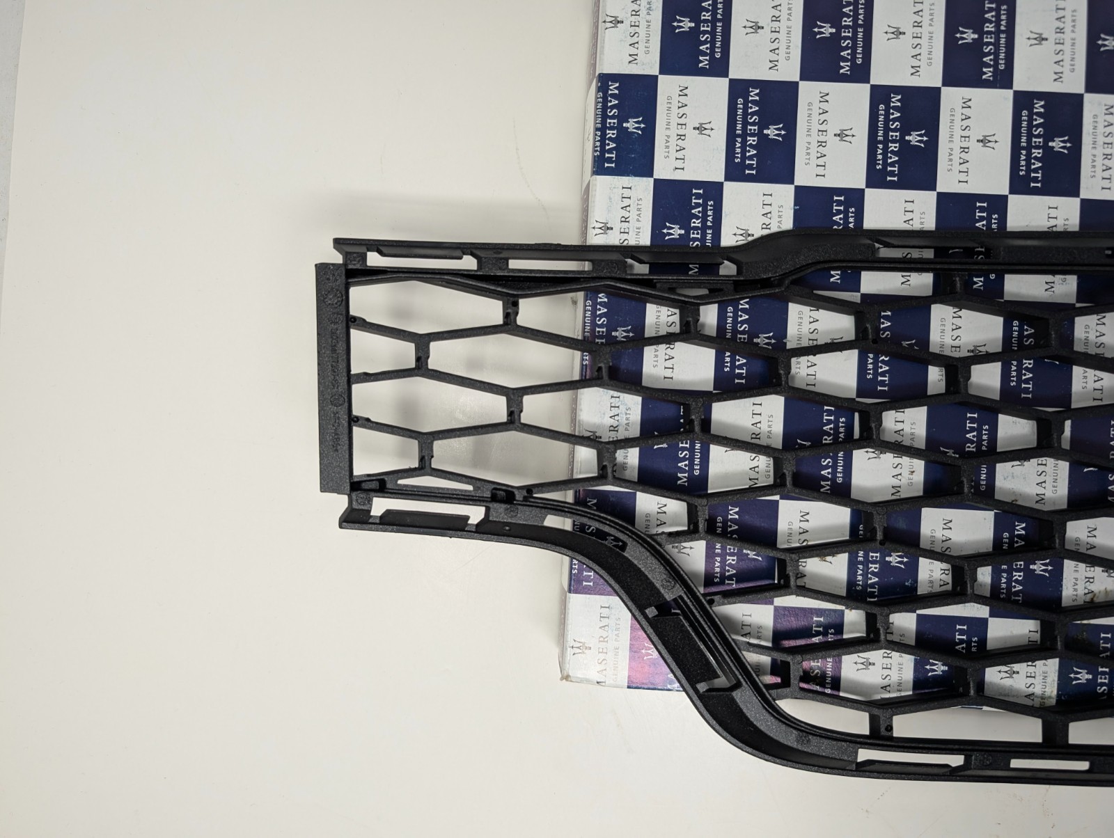 14-17 Maserati Ghibli Front Right Side Bumper Mesh Grille Bezel Cover Oem (G2)