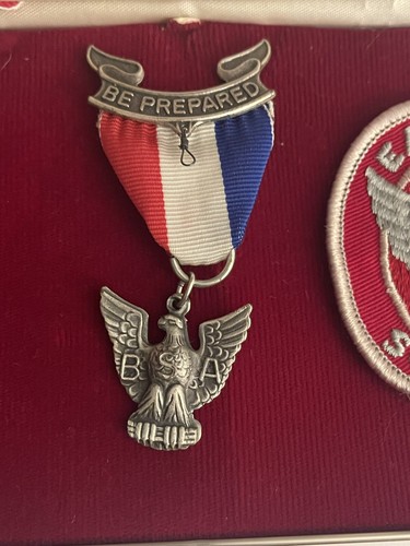 Vintage Eagle Scout Presentation Kit Medal Patch Boy BSA Insignia Uniform - Picture 4 of 7