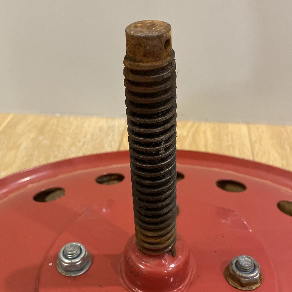 Asiento de tractor vintage de acero macizo con montaje atornillado color rojo Massey Ferguson Foto 3 de 4