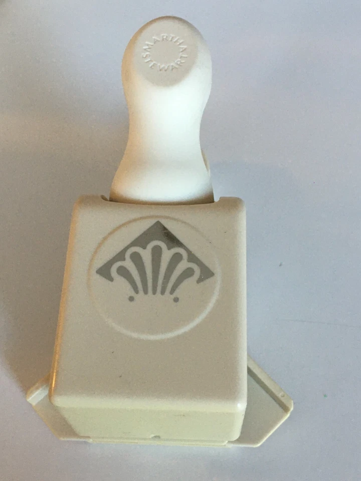 Martha Stewart Deco Abanico Esquina Papel Punzón Carcasa Decorativa Concha Marina Fabricación de Tarjetas Foto 2 de 4