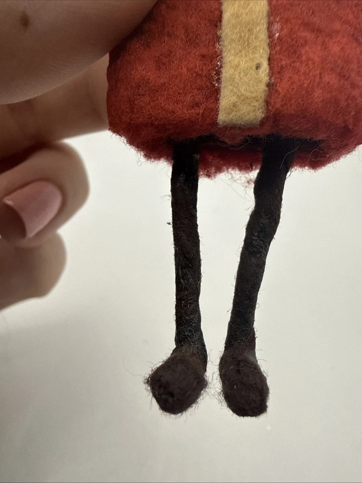 Arte popular hecho a mano Papá Noel hecho a mano adorno primitivo 5” fieltro y metal Foto 4 de 4