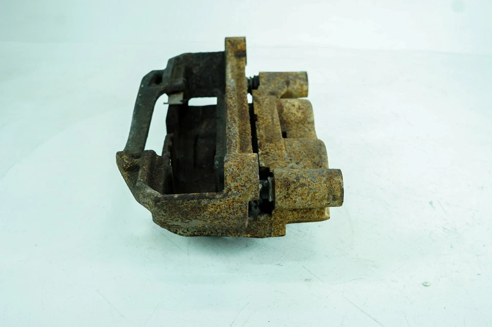 Soporte de pinza de freno delantero derecho pasajero Nissan Titan XD 16-19 OEM 5116 Foto 3 de 4