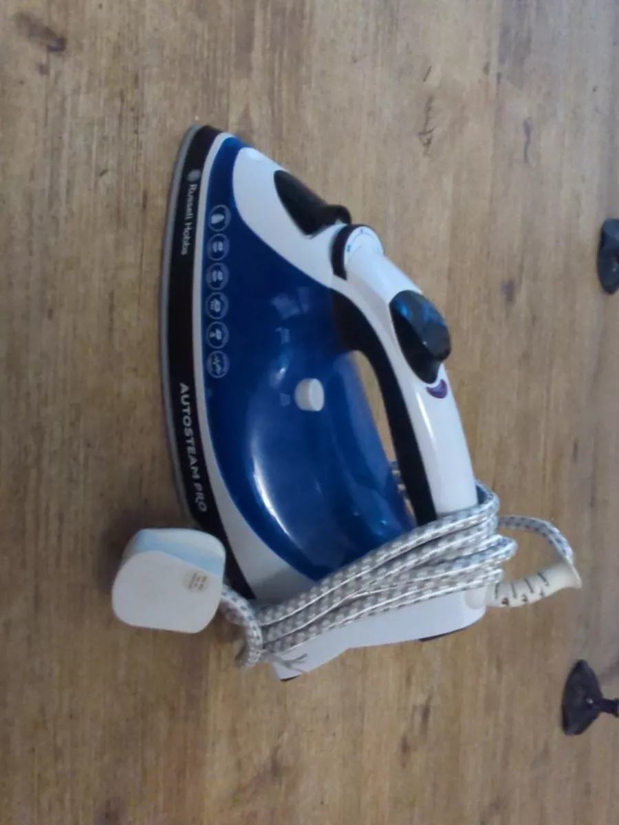 Russell Hobbs Absolute Steam Pro Iron 25910 E548