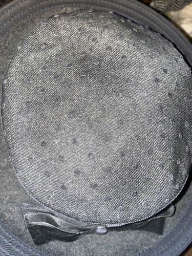 Vintage KOKIN New York Womens 100% Wool Hat Black Brim Velvet Accent Bow Back - Picture 2 of 6
