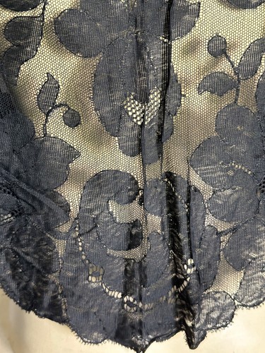 Gorgeous antique Silk Chantilly Lace Shawl /Fichu 164cm by 78cm -Floral design - Picture 8 of 9
