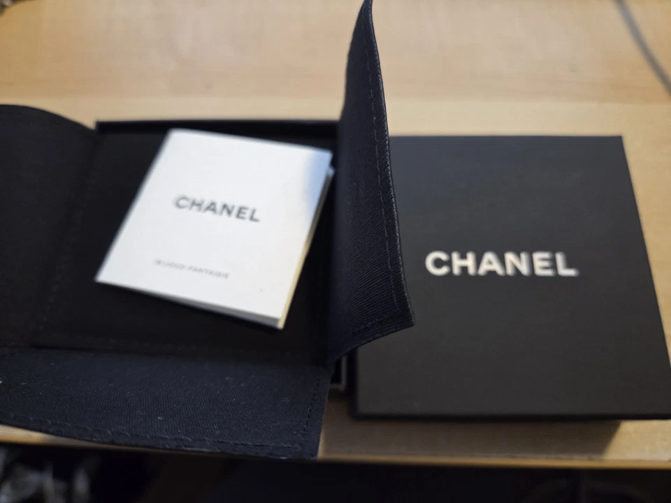 Brincos Chanel 23C ouro listras brancas clipe de resina logotipo CC pendurado gota declaração - Imagem 3 de 4