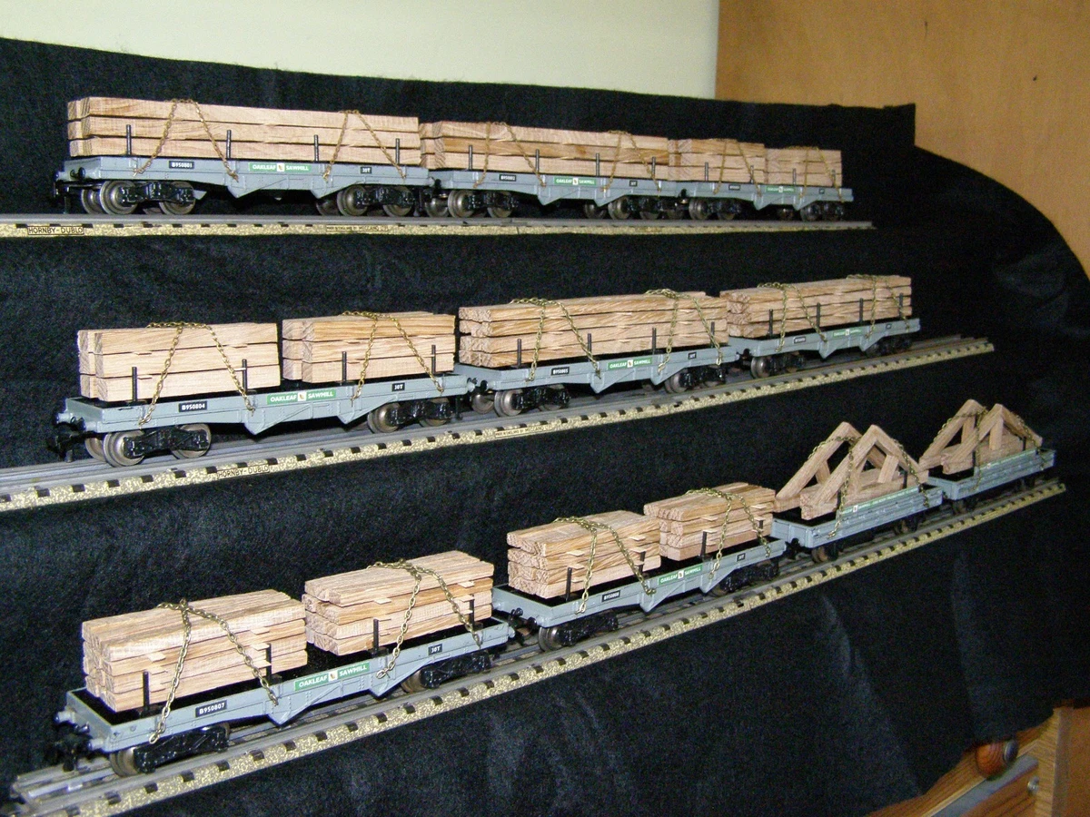 A collection of Hornby Dublo two and three-rail items, including