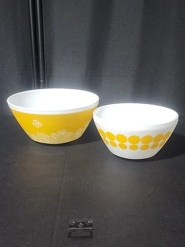 Vintage Charm Pyrex Nesting Mixing Bowl YELLOW Polka Dot Glass Set 10c , 6c