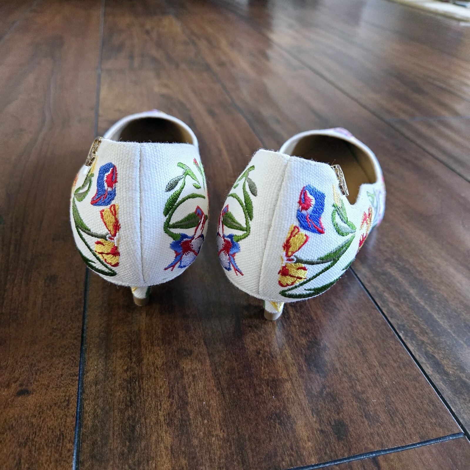 Tory Burch Elizabeth Painted Iris Embroidered Canvas Kitten Heel Pumps Size 8.5M thumbnail 15