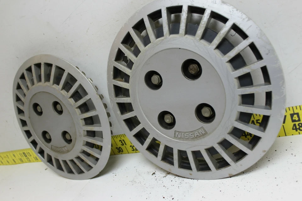 Conjunto de 2 tampas de cubo usadas OEM de 13 pol. 999JWB5000 1982-1986 Nissan Sentra (3359) - Imagem 2 de 4