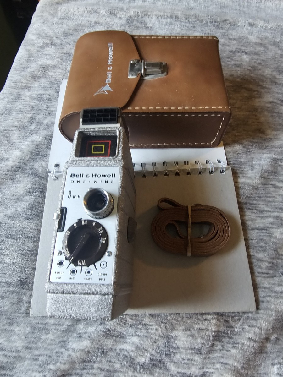 Bell & Howell ONE NINE 8mm フィルムカメラ Bell & Howell One-Nine 8mm Film Camera With Leather Case Carrying