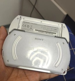 Sony PSP GO PlayStation PortableGo Piano Black or Pearl White Console - White