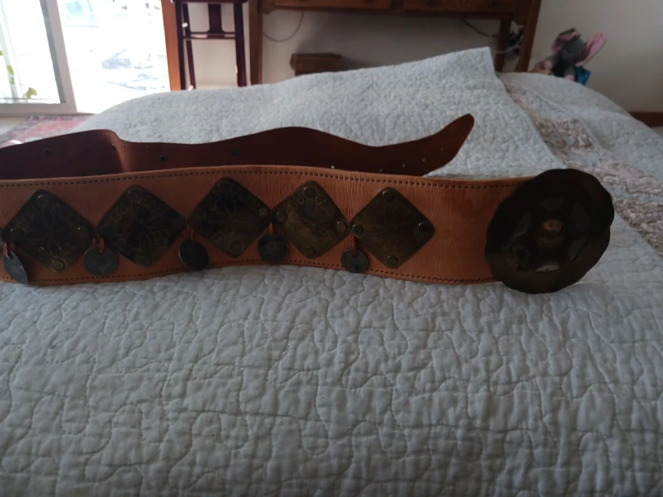 Cinturón medallón marroquí de cuero y latón, 44 pulgadas de largo, 3 pulgadas de ancho Foto 3 de 4