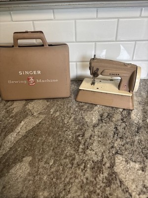 Vintage Miniature Singer Child's Sewing Machine Metal W/ Case Great Britain