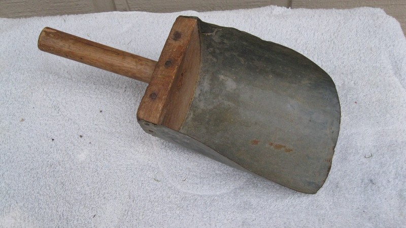 ANTIQUE PRIMITIVE COUNTRY STORE GRAIN SCOOP WOODEN HANDLE & METAL SCOOP