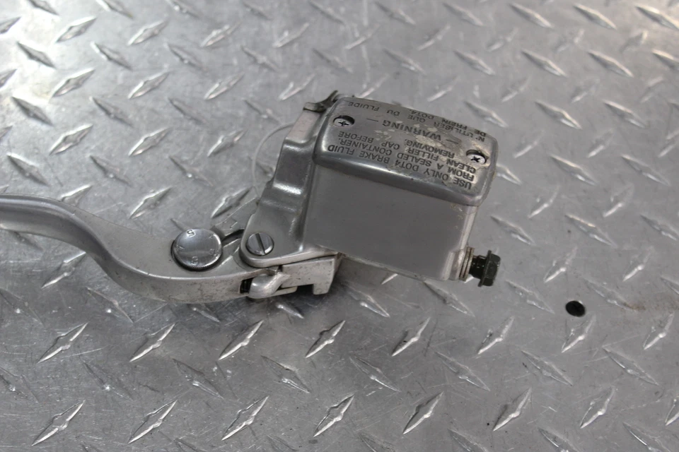 2006 KAWASAKI VULCAN 2000 VN2000F CLASSIC LT FRONT BRAKE MASTER CYLINDER - Imagem 3 de 4