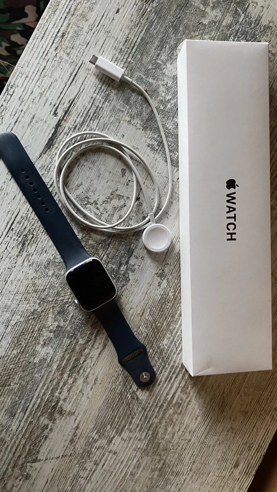 Apple Watch SE 44mm Aluminiumgehäuse-Silber mit Sportarmband in Abyssblau (GPS +, Foto 1 von 5