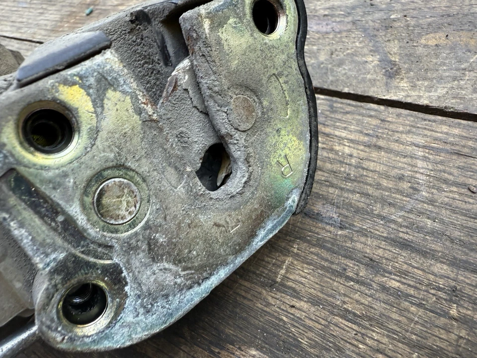 2001-2004 Toyota Tacoma Crew Cab Rear Right Power Door Lock Latch Actuator OEM - Image 3 of 3