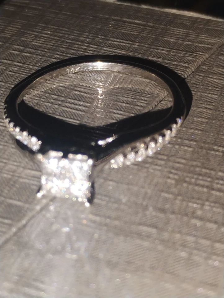 1/2ct. T.W. Anillo de compromiso de vástago torcido de diamantes cuádruple talla princesa de oro blanco de 14K Foto 2 de 4