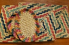 Set 4 Tovagliette Cesto Tessuto Vimini Multicolore Piatto Boho Decorazione Spiaggia 18"