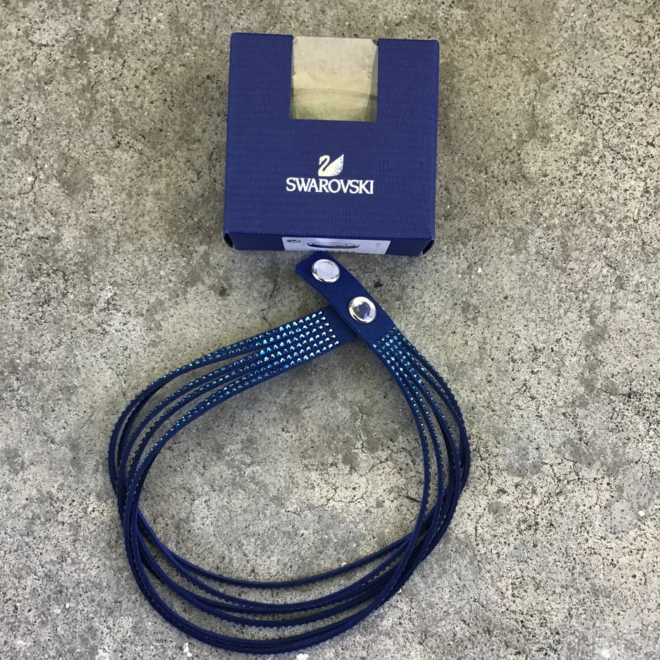 Pulseira SWAROVSKI Slake azul cristais mistos 16" envoltório de couro camurça ao redor com caixa - Imagem 2 de 4