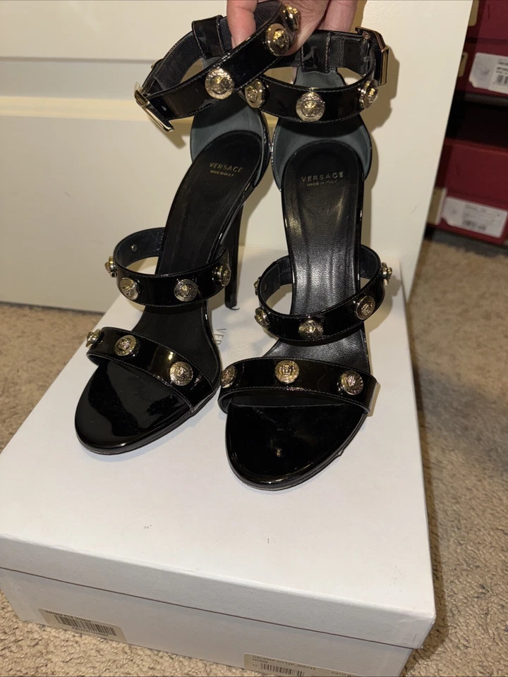 Tacón Versace charol negro para mujer talla 38 Foto 2 de 4