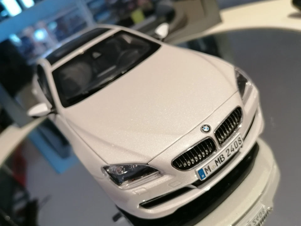 Paragon 1/18 BMW Serie 650i Gran Coupé Mineral White MINT with Box Dealer Ed. - Immagine 4 di 4