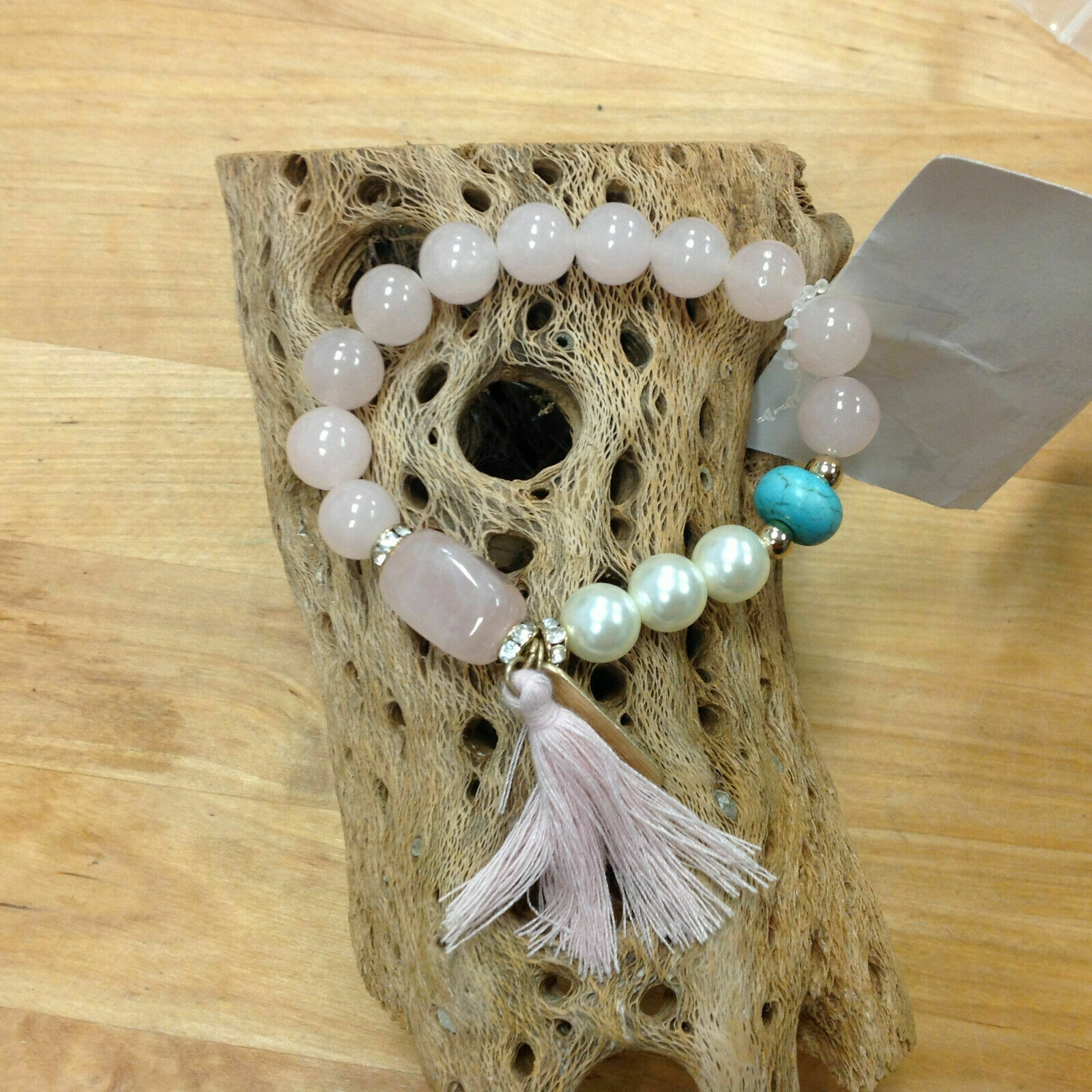 Браслет с надписью Вдохновенная жизнь, украшенный кисточкой из бисера и камня, от Даниэль Николь