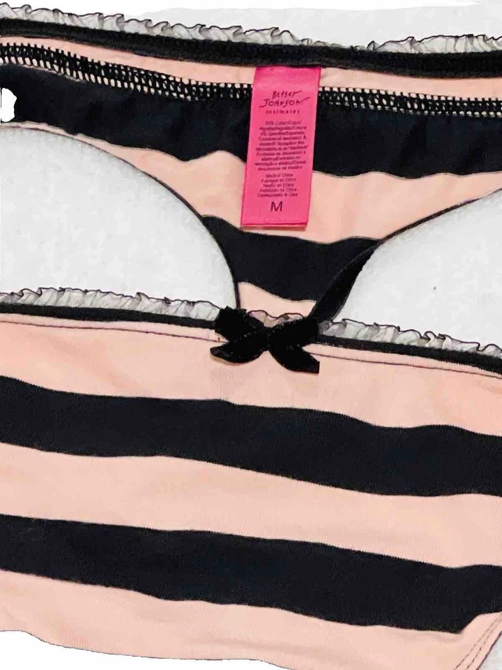 全新带标签 Betsey Johnson 罕见复古黑色/粉色带黑色花边 n 黑色蝴蝶结丁字裤 M — 第 3/4 张图片