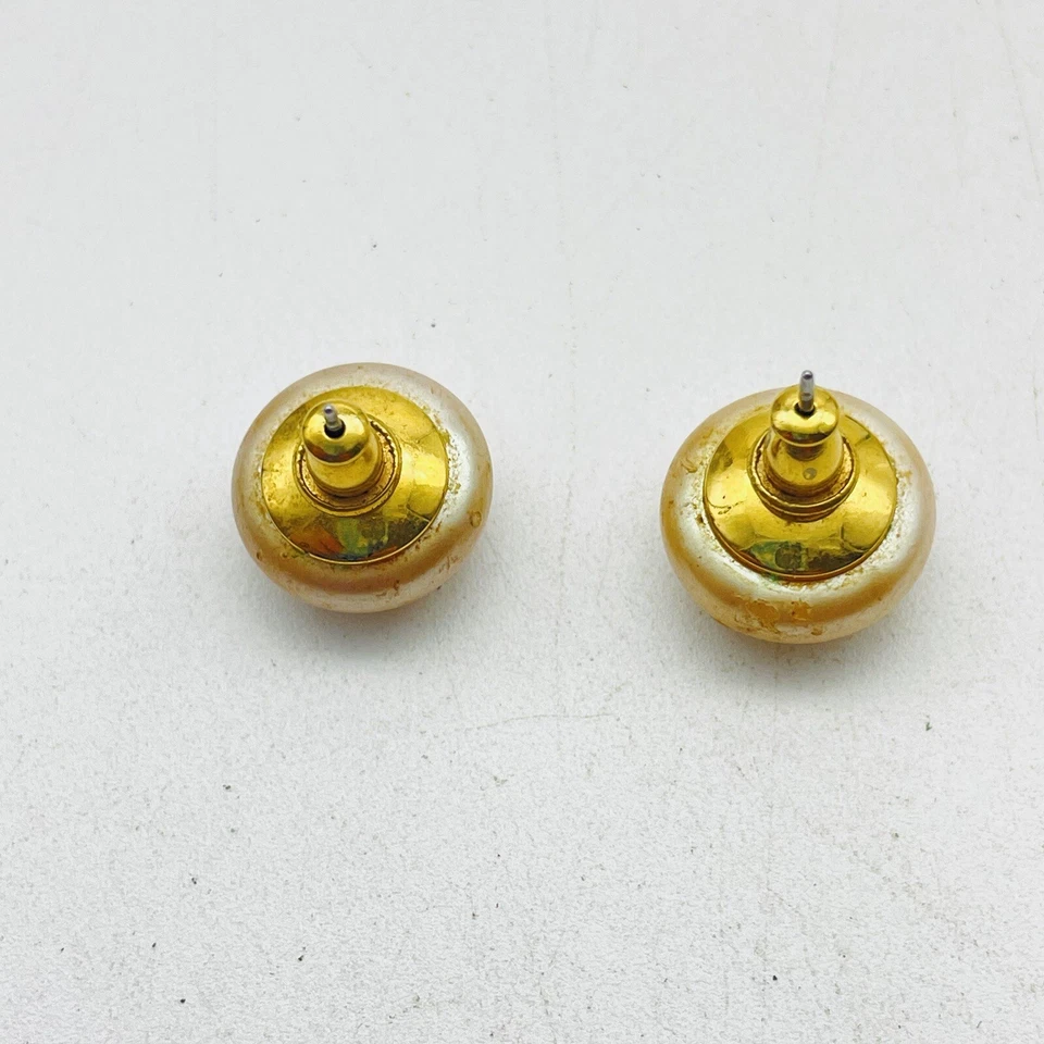 Винтажные серьги-гвоздики с подписью Моне из искусственного жемчуга классические золотистые круглые с пирсингом - Изображение 3 из 4