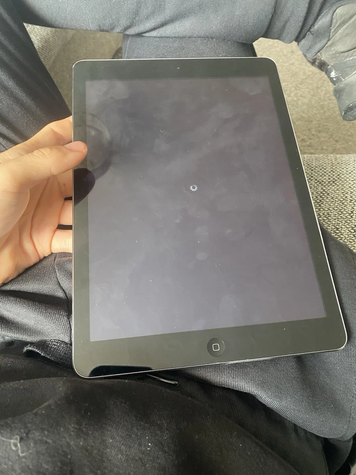 Apple iPad Air 1st Generation - Image 2 of 3
