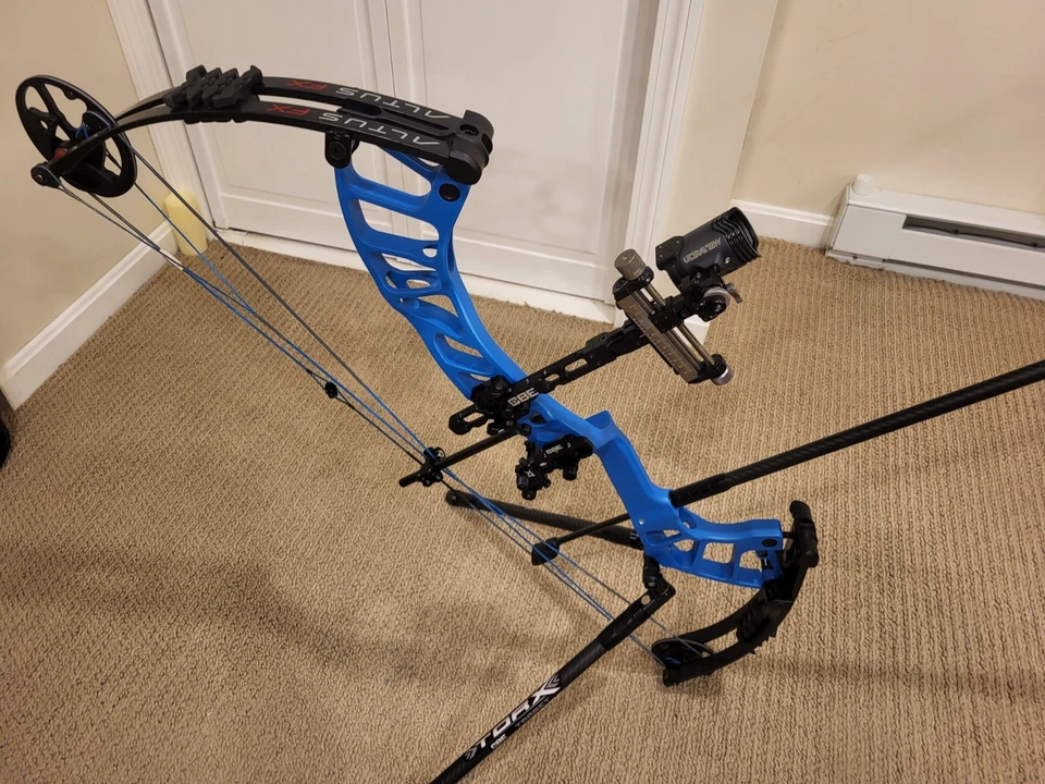 Arco compuesto objetivo derecho Hoyt Altus FX SVX 28 pulgadas 55 lb, CBE Vertex, UV3, estuche y más Foto 3 de 4