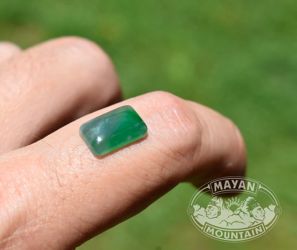 CABUJÓN RECTANGULAR EN JADEÍTA VERDE IMPERIAL GUATEMALTECO NATURAL SIN TRATAR Foto 3 de 4