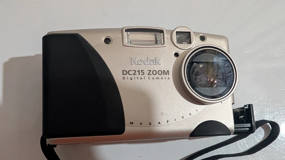 Kodak DC215 Zoom Digital Camera UNTESTED  NO CARD - Image 2 of 4