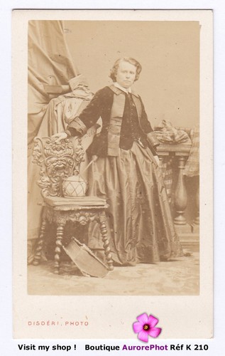 CDV circa 1865. Portrait d'une femme en robe par Carette à Lille