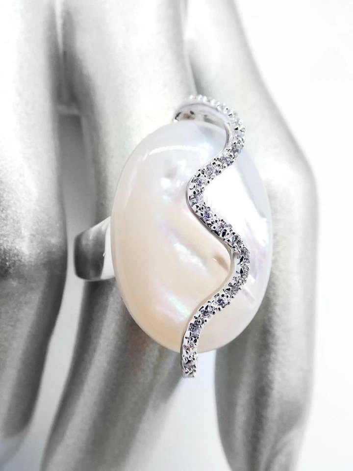 EXQUISITO ANILLO CURVO DE CRISTALES DE NÁCAR OVALADO ENCHAPADO EN ORO BLANCO DE 18kt Foto 2 de 4