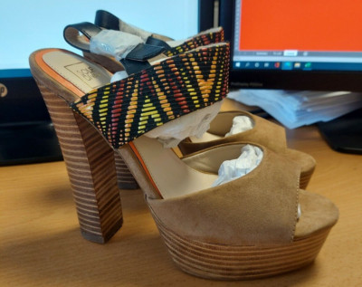 Mehrfarbige/gegerbte Damenschuhe mit hohem Absatz von Sole Diva - Größe 6 - NEU