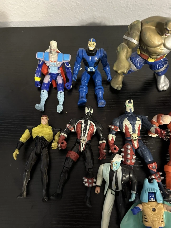 Lote de 11 bonecos de ação Marvel dos anos 1990 Superman, Spiderman, Two Faced e mais - Imagem 2 de 4
