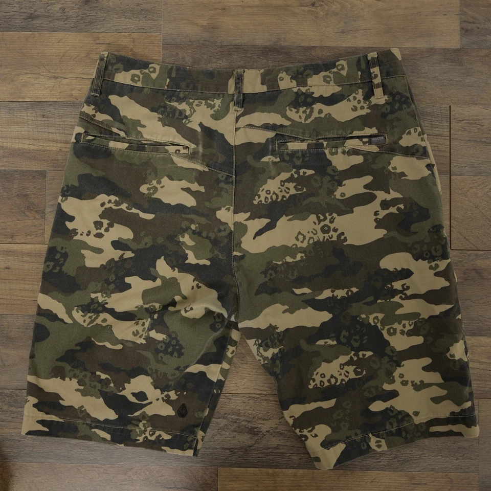 VOLCOM Corpo Class Men’s 33w. Green Camouflage Casual Chino Shorts W/Pockets - Image 2 of 4