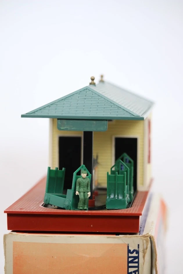 Lionel Postwar 356 Operating Freight Station w/ Box Tested Works Accessories - Image 3 of 4