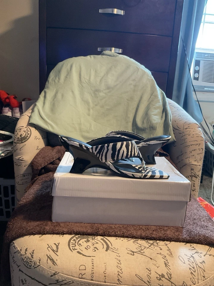 Sandalia sin cordones con estampado de cebra para mujer Foto 2 de 3