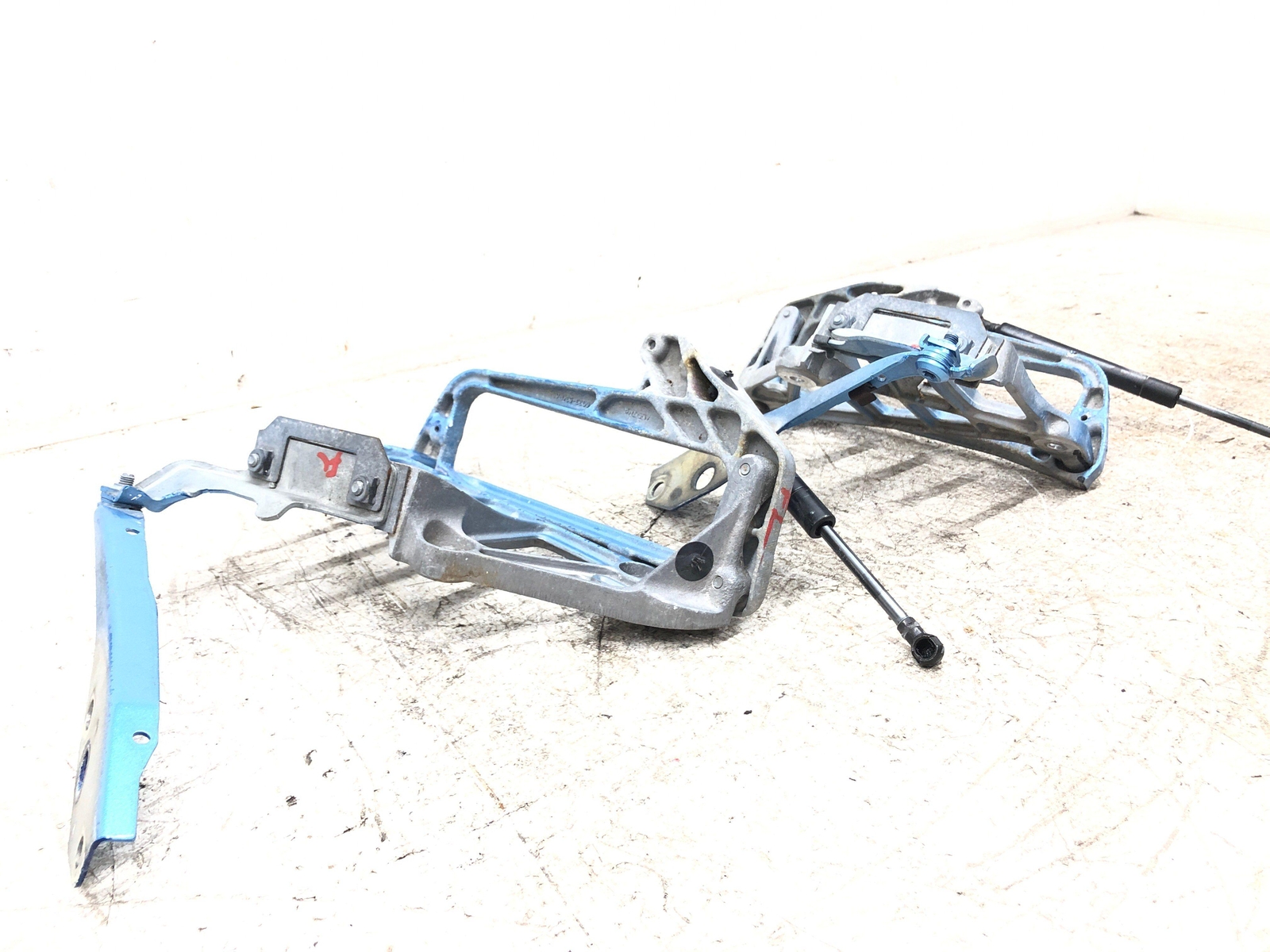 2009 ASTON MARTIN VANTAGE HOOD HINGE SET W/LIFT CYLINDERS & FENDER BRACKETS OEM