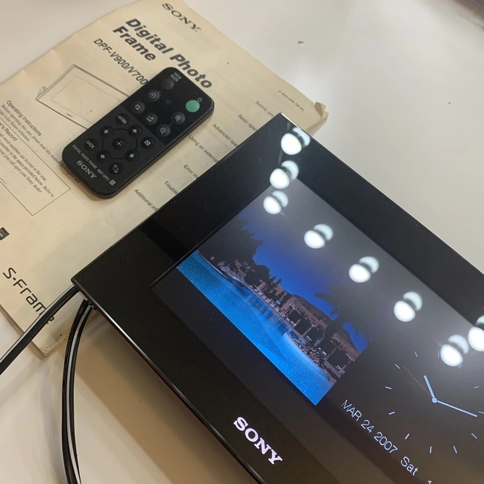 Sony S-Frame 7" Digital Photo Frame w/Remote {DPF-V700} - Image 3 of 3