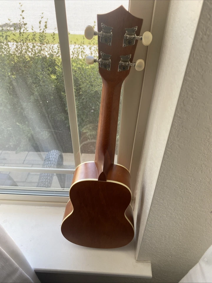 Ukelele de concierto Mitchell MU40NT marrón de 4 cuerdas Foto 3 de 4