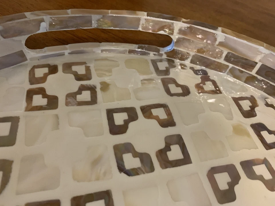 Bandeja Capiz Shell diseño geométrico con incrustaciones redondas de 15,5" hecha a mano en Vietnam Foto 3 de 4