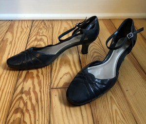 naturalizer kitten heel pumps