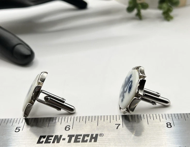 Gemelos de porcelana Royal Copenhagen Blue Rampart Lion sobre blanco vintage Foto 3 de 4