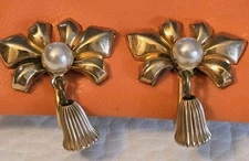 AMCO 12K GF BOW w DANGLY BELL FAUX PEARL SCREWBACK EARRINGS-VTG☆1"L☆RARE☆VINTAGE